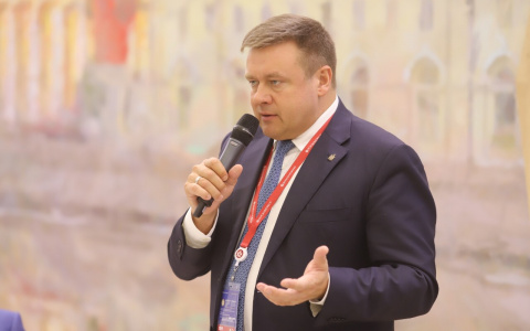 Медведев поручил Любимову уделить внимание ремонту региональных и межмуниципальных дорог