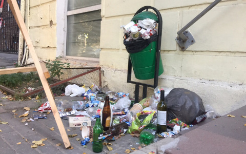 Жительница Рязани пожаловалась на переполненные мусорки в центре города