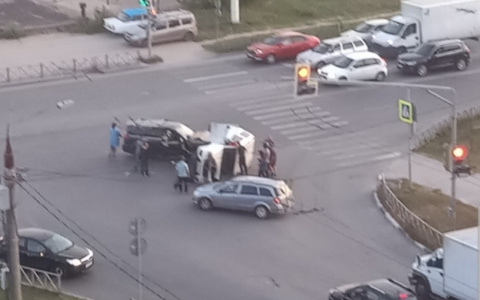 Видео: в Канищеве в результате аварии перевернулся внедорожник