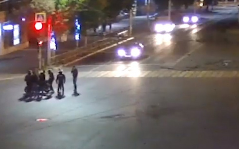 Видео: на Театральной столкнулись внедорожник и мотоцикл