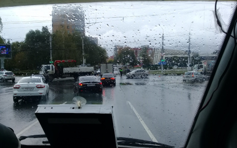 Соцсети: на путепроводе Приокский-Московский произошло ДТП