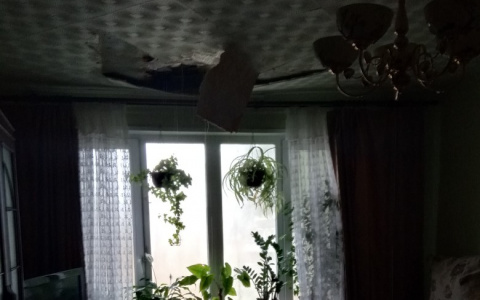 Соцсети: после включения отопления в доме на улице Совхозной обвалился потолок