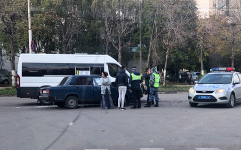 Очевидцы: на улице Крупской столкнулись маршрутка №42 и "семерка"