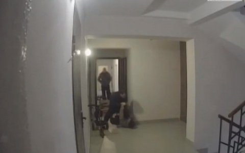 Нападение директора УК с молотком на владельца квартиры попало на видео