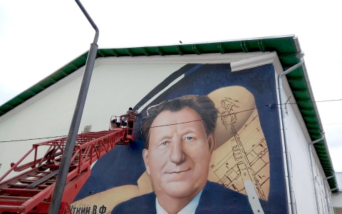 На фасаде касимовского ДК в граффити увековечили Владимира Уткина