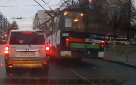 Водитель троллейбуса проигнорировал "красный" и чуть не сбил пешеходов