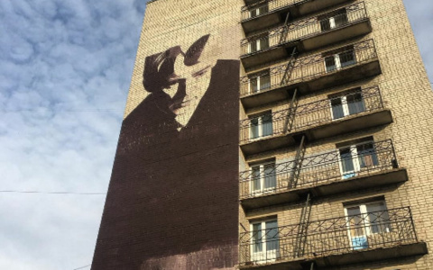На здании общежития РГУ появился портрет Есенина