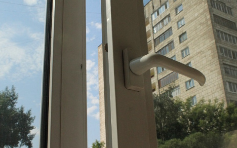 В Рязани из окна девятиэтажки выпала 32-летняя женщина