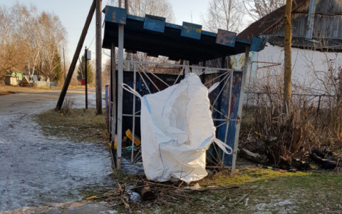 В Рязанской области поставили странный мусорный бак - его совместили с остановкой