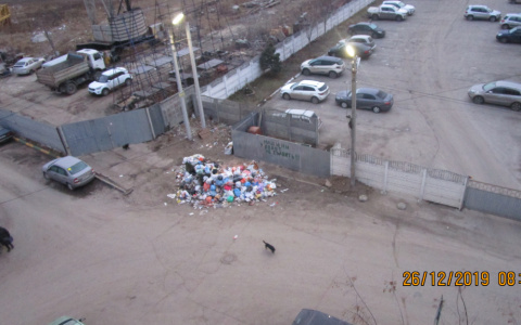 Мусорные разборки: жители дома на Быстрецкой жалуются на чужую площадку для отходов