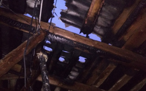 Утром 1 января жители дома на Стройкова остались без света из-за пожара на чердаке
