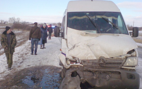 Серьезное ДТП в Пронском районе: столкнулись рейсовая маршрутка и иномарка