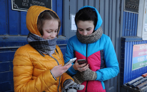 Рязанским школьникам запретили использовать телефоны на уроках