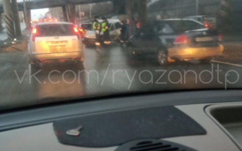 Автомобиль завалился на бок: на Куйбышевском шоссе произошла серьезная авария
