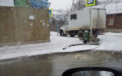 "Третьи сутки из-под земли бьет вода": на улице Ленинского Комсомола вновь прорвало канализацию