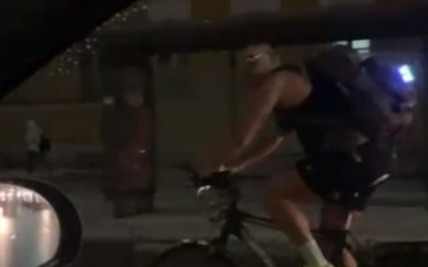 По центру Рязани рассекал велосипедист в шортах и майке