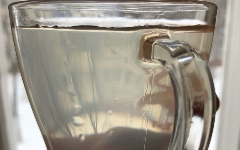 Жители Песочни жалуются на мутную воду из крана