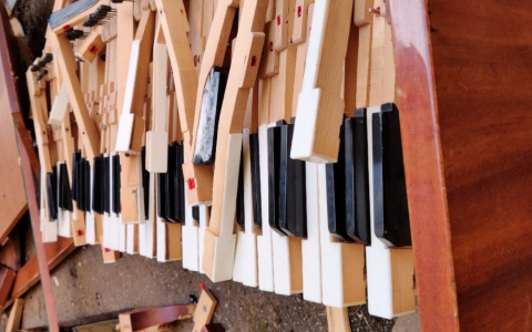 Пианино отправилось в полет: из окна института культуры выкинули 20 музыкальных инструментов