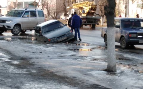 Рязанские ямы вышли на новый уровень: в Шилове машина провалилась под лед посреди улицы