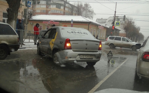 Такси против БМВ: в центре города столкнулись две легковушки