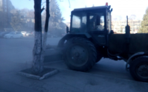 Трактор чистил пыль без воды: рязанец возмущен такой уборкой улиц
