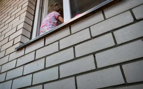 Семилетняя девочка выпала из окна на улице Качевской: ребенок в тяжелом состоянии, его пытаются спасти врачи
