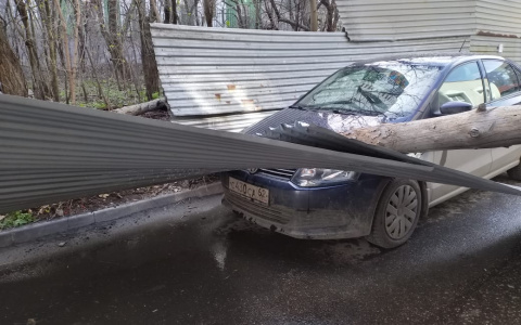 Сильный ветер: металлическое ограждение упало на автомобиль
