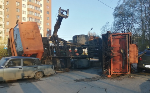 Зацепил 2 машины: в Рязани опрокинулся мусоровоз