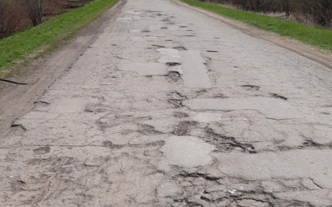 Без танка не обойтись: дорога к рязанскому селу напоминает полосу препятствий