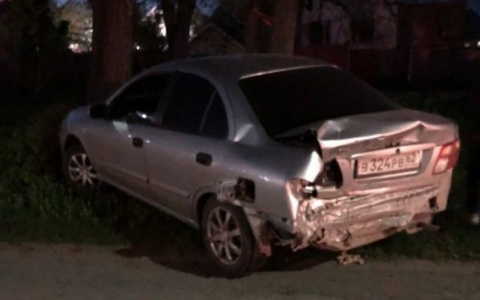 Влетел сзади: на Московском шоссе столкнулись автомобиль и мотоцикл