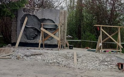 Во время ремонта: в Гусь-Железном разрушили памятник воинам, павшим в Великой Отечественной войне