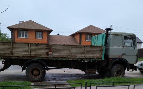 На улице в Семчине кто-то давно забыл грузовик: куда звонить, чтобы брошенный металлолом убрали?