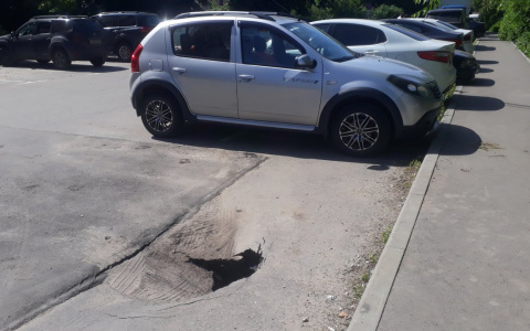 На Полевой провалился асфальт: водители, не угодите колесом в яму