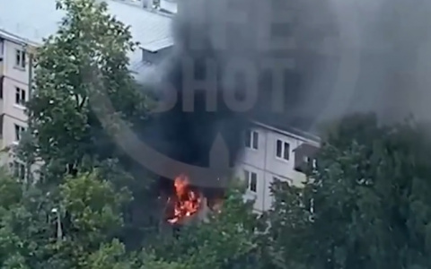 Горят 4 квартиры: в центре Москвы взорвался дом