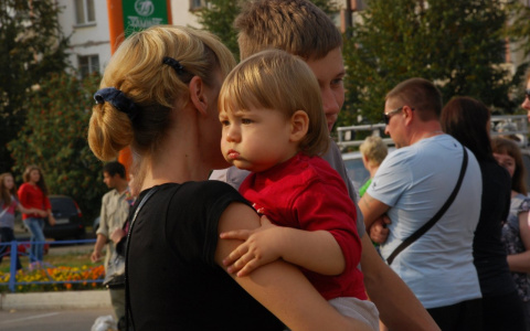 Работаю мамой: в России хотят ввести зарплату за воспитание детей