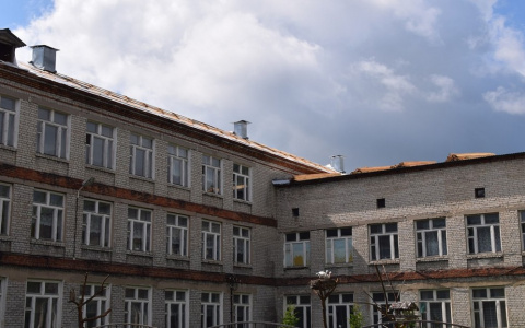 Пришлось делать паузу: строители доделают крышу клепиковской школы
