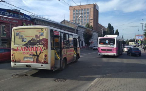 На Маяковского столкнулись два автобуса: пассажирам отказали в возврате денег