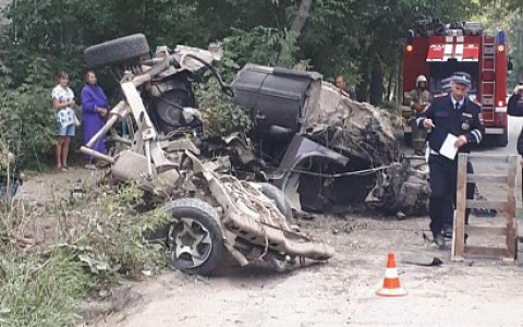 Нет живого места: в Приокском машина влетела в дерево