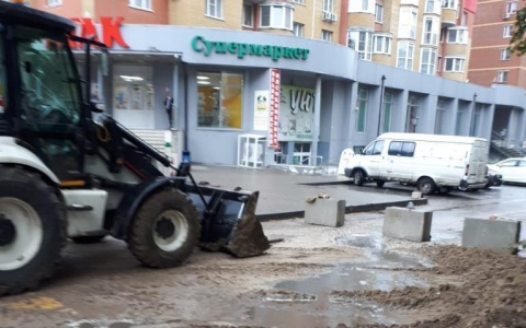 Не выдержал дождя: в Горроще из-за провала асфальта ограничили движение транспорта