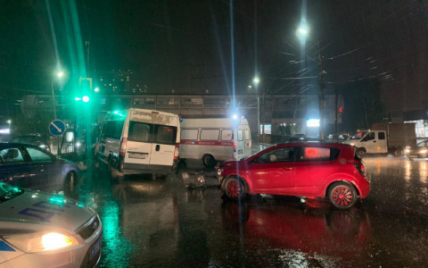 Ранены 6 пассажиров: после аварии на Московском шоссе власти провели совещание с перевозчиками