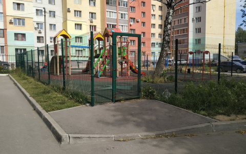 Замок висит с марта: на Гоголя закрыта детская площадка