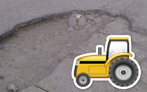 Проехать можно лишь на тракторе: жители Московского района продолжают жаловаться на разбитые дороги