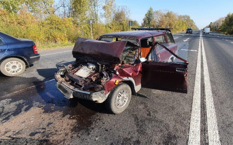 Перед смялся в гармошку: в Рязанской области столкнулись ВАЗ  и Range Rover