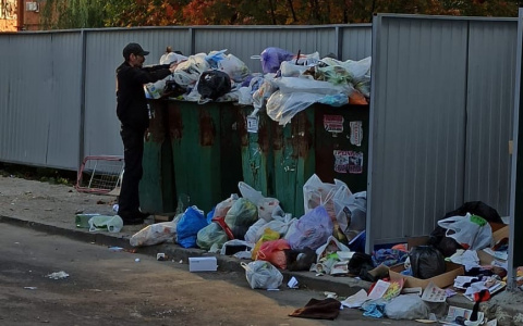 Куда пропали мусорные баки? На улице Есенина обнаружили новую городскую свалку