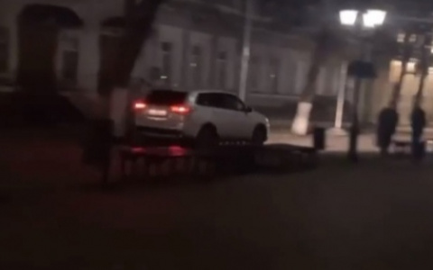 Ночной дрифт: на улице Почтовой сняли на видео несущуюся иномарку