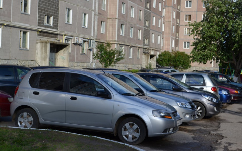 Что за люди: в Новомичуринске на парковке у шести машин порезали колеса