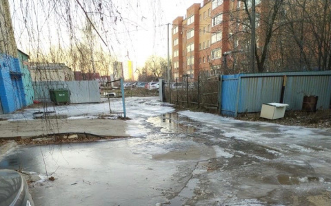 Студенты не могут войти в здание : в Рязани затопило территорию одного из техникумов