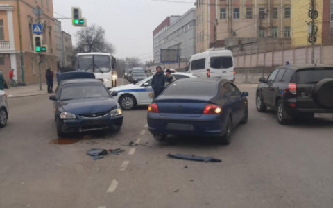 Столкнулись на перекрестке: в центре Рязани произошло ДТП