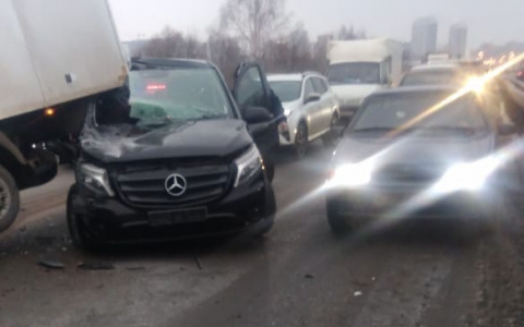 Авария, три машины: на выезде на Солотчу столкнулись грузовик, газель и фургон