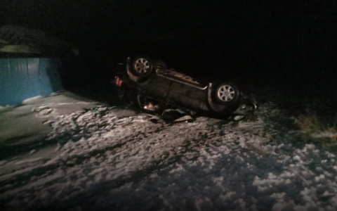 Пьяный 18-летний водитель погиб: в Рязанской области перевернулся "Мерседес"
